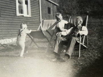 VED STRANDEN 10 - LYSTRUP STRAND, Erik, familien Rask (bygmesteren i liggestolen).jpg VED STRANDEN 10 - LYSTRUP STRAND, Erik, familien Rask (bygmesteren i liggestolen).jpg